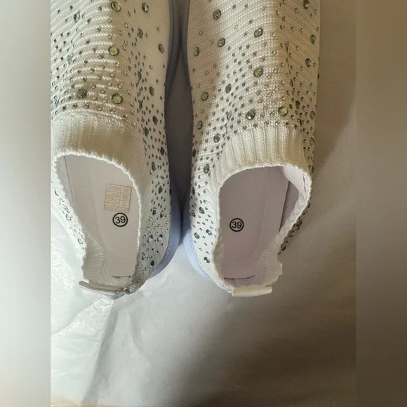 NWOT Women’s Slip-On Sneakers With Rhinestones Accents Lightweight White Size 8 - Picture 8 of 9